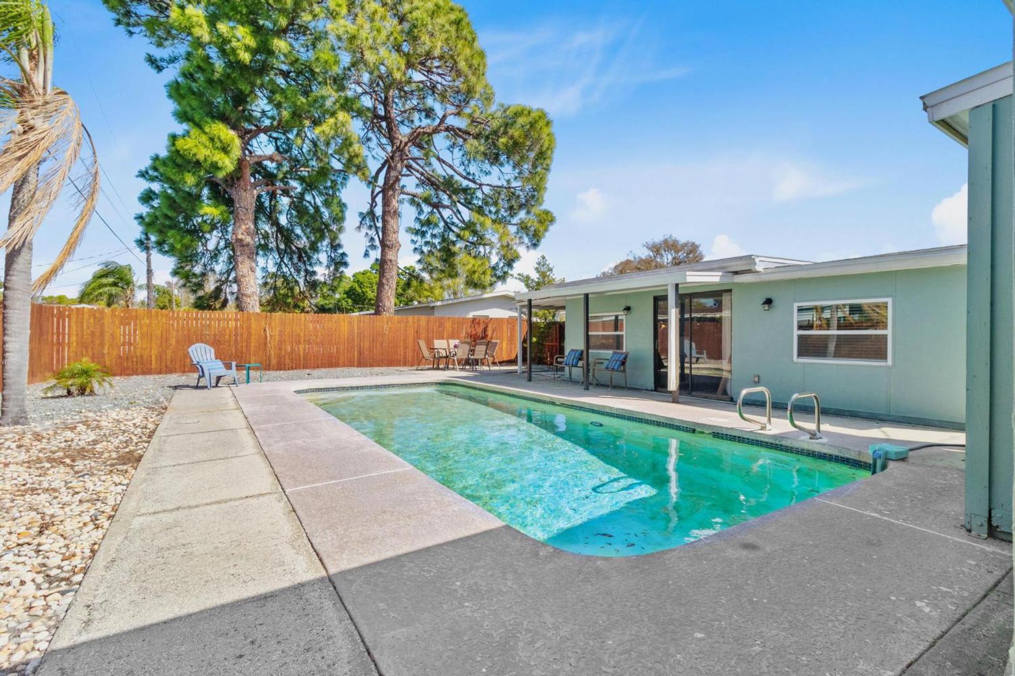 Relaxing Pool Home For Family Getaway Close To Tampa Zoo, Busch Gardens, Restaurants And Shopping! Exterior photo